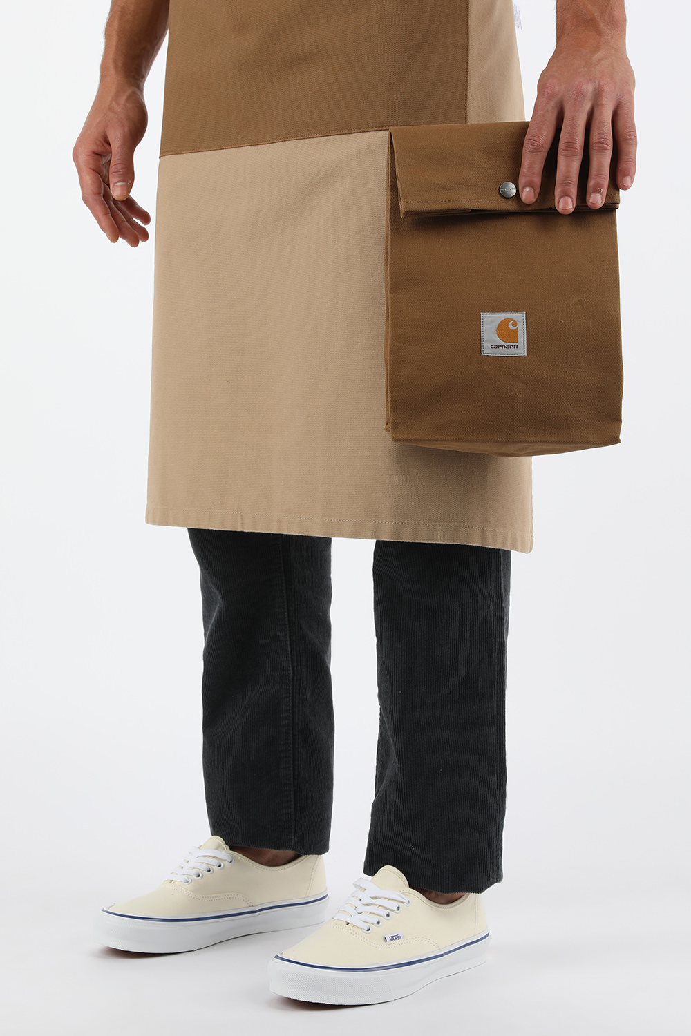 תמונת כל הלוק של תיק אוכל בגוון חום